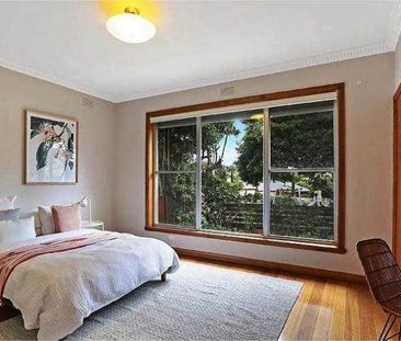 Perfectly located character home - Photo 6