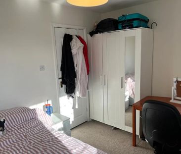 4 bedroom end of terrace house to rent - Photo 4