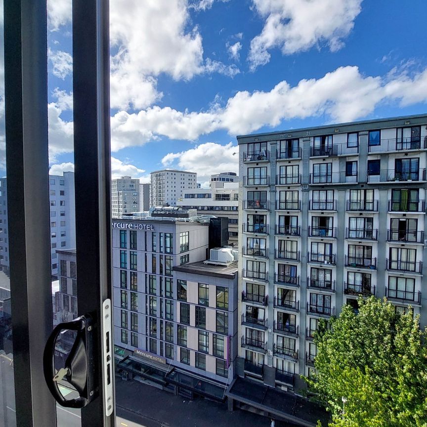 Large one bedroom in the city - Photo 1