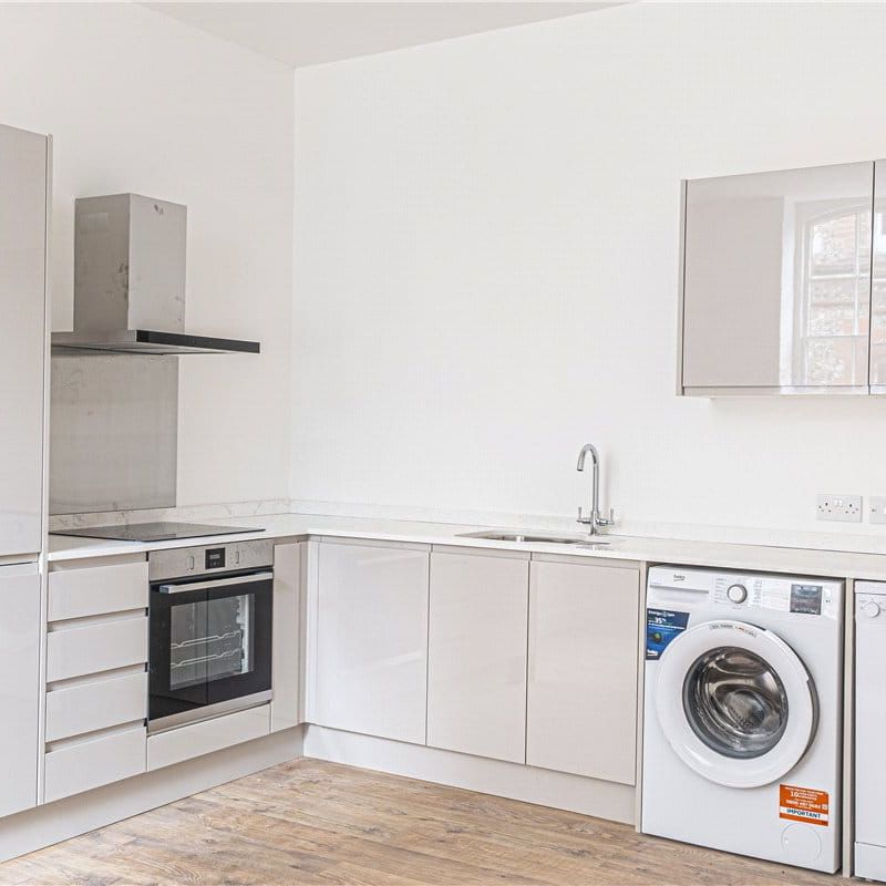 A lovely modern one bedroom flat close to the train station and city centre - Photo 1