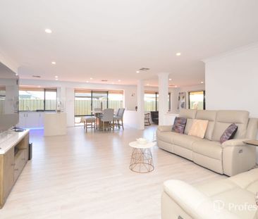 Grand Residence with Fully Ducted Reverse Cycle Air Conditioning - Photo 1