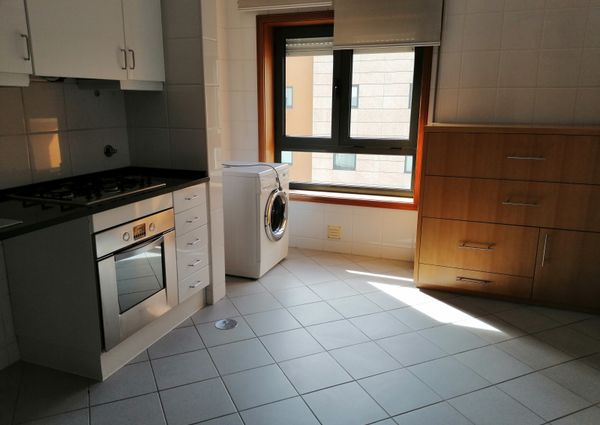 Apartamento T3 Duplex nas Barrocas, com boa exposição solar e com garagem fechada!