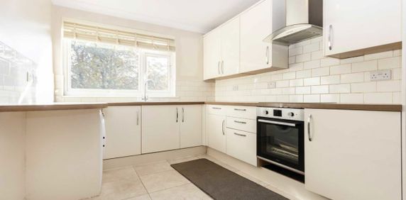 Mountcombe Close, KT6, London - Photo 2