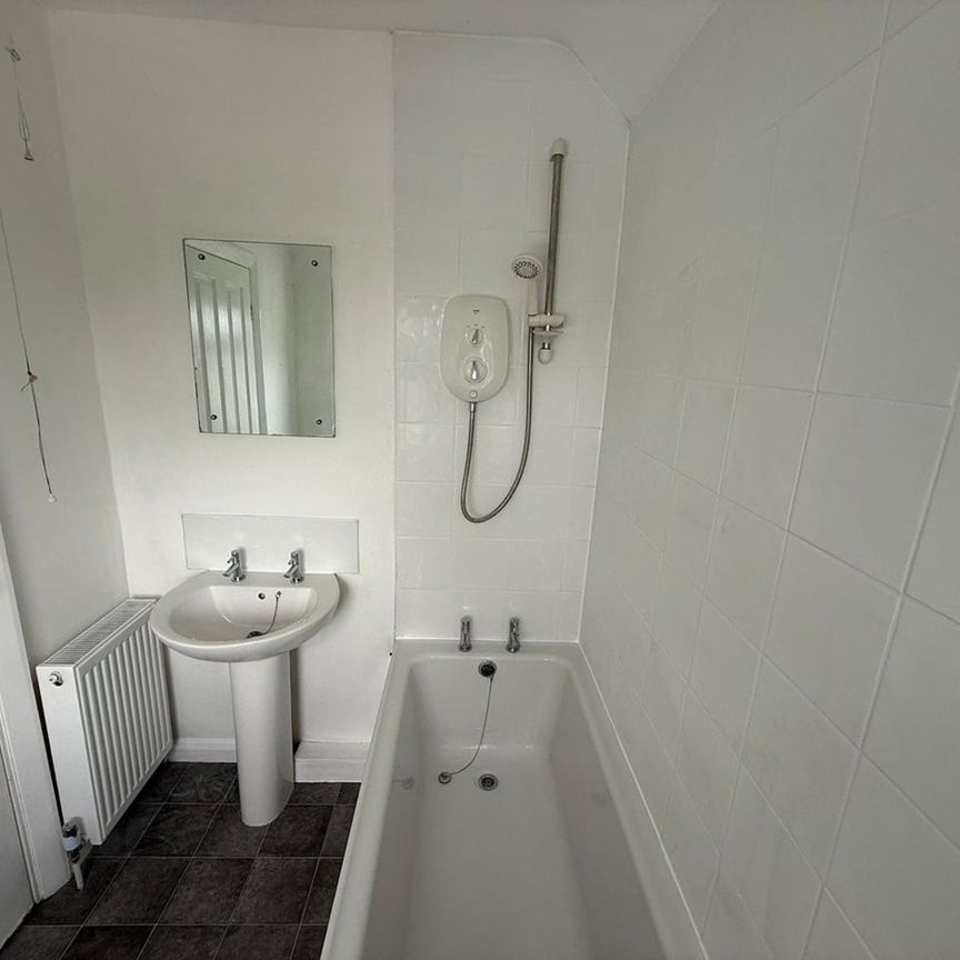 4 Bed Semi-Detached House, Went Road, LE4 - Photo 1