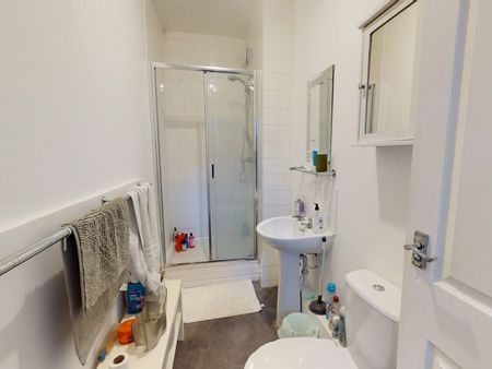 Terraced House to rent on - Photo 2