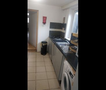 Room in a Shared House, Selby Road, E13 - Photo 5