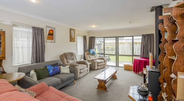 Private, sunny 3 bedroom family Home that will allow small pets - Photo 1