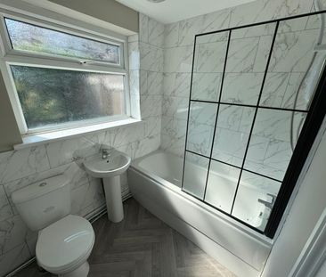 Newly Renovated 2-Bed Terrace in Hoyland – Perfect for Long-Term Let! - Photo 5