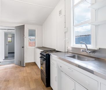 A sunny, spacious home right on the city fringe - Photo 6