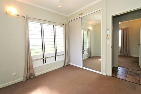 SPACIOUS FAMILY HOME - SOLAR Power - Fenced Yard, Formal lounge - Photo 3