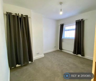 3 bedroom end of terrace house to rent - Photo 2