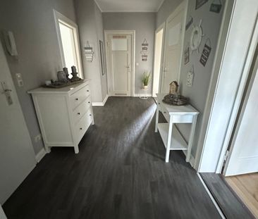 Geräumige 4-Zimmer-Wohnung mit Terrasse, Gartenhütte, Einbauküche u... - Photo 1