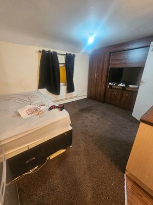 Studio Flat, Hockley Hill, B18 - Photo 1