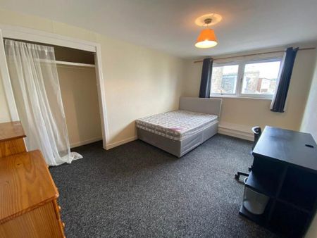 3 bedroom flat to rent - Photo 5