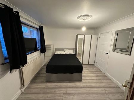 Studio Flat, Hermit Road, E16 - Photo 3