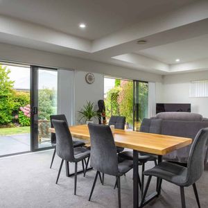 IMMACULATE FULLY FURNISHED SPACIOUS FAMILY HOME! - Photo 2