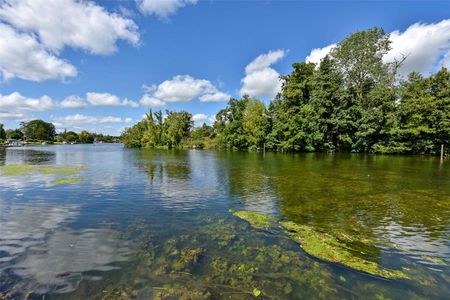 A three-storey townhouse in a much sought after private estate on the banks of the River Thames in Bray. - Photo 2