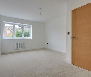4 bedroom semi-detached house to rent - Photo 3