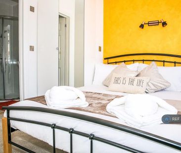 3 bedroom flat to rent - Photo 4