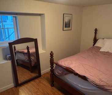 Cozy fully furnished1 bedroom suite - Photo 3