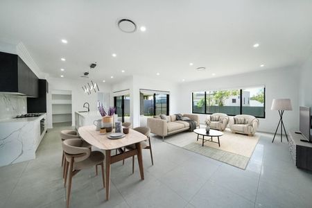 EXECUTIVE FAMILY HOME WITH MULTIPLE LIVING AREAS !!! - Photo 3