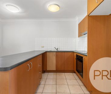 FRESH 3 BEDROOM - TOP FLOOR UNIT - 1 CAR GARAGE + STORAGE - Photo 5