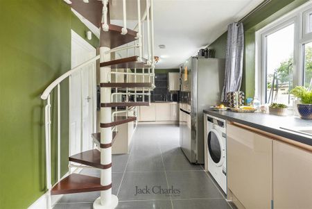 4 bedroom bungalow to rent - Photo 3