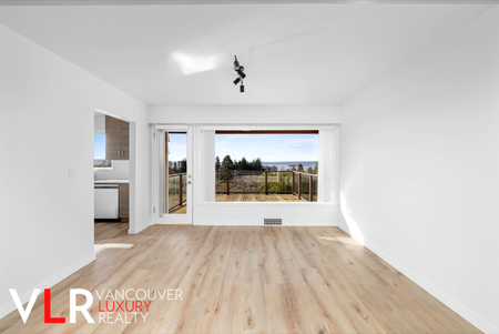 House in West Vancouver, BC - Photo 5