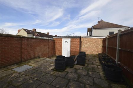 2 bedroom end of terrace house to rent - Photo 2