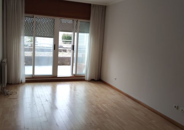 Apartamento T1 para Arrendamento no Porto com Garagem e Arrumos