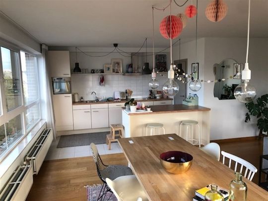 Licht hoekappartement met 2 slaapkamers, terras en parking - Foto 1