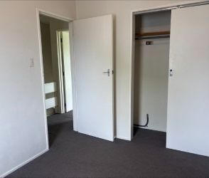 Tidy 2 bedroom unit - Photo 2