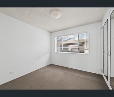 GROUND FLOOR UNIT IN PRIME LOCATION - Photo 2