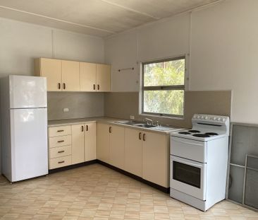 Fully Furnished 5 Bedroom House Perfect for Workers - Photo 1