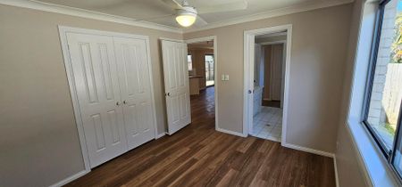 Newly Refurbished Home - Walk to Woody Point Waterfront - Photo 4