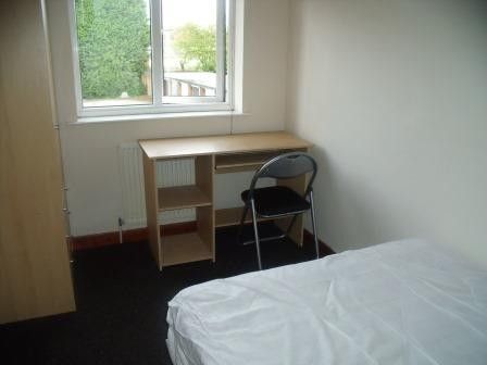 Fabulous new 3 storey town house, 4 double bedrooms - Photo 3