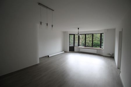 Een gerenoveerd instapklaar appartement op de eerste verdieping links van de linker ingang - met balkon, terras en garage. - Foto 2