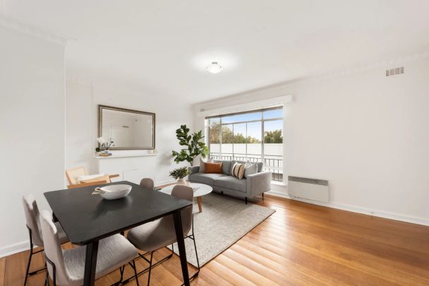 Light, bright & only a short walk to Hawksburn village! - Photo 1