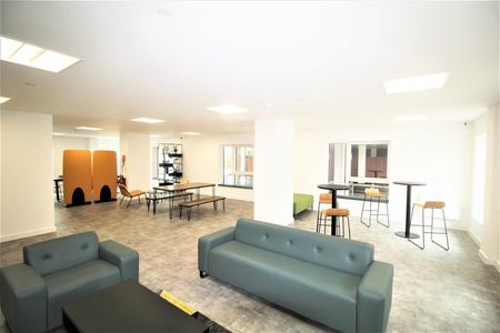 London Road, Crawley - Photo 2