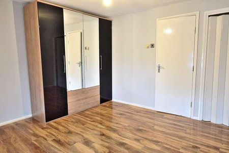 Pilgrims Close, London, Greater London, N13 - Photo 2