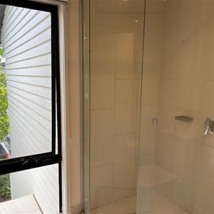 Share unit - main bedroom with Ensuite Perfect Location Hope Island - Photo 2