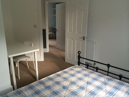 4 bedroom House To Let - Photo 2