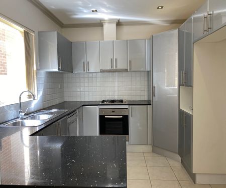 Spacious Duplex With Ducted Air Conditioning Throughout - Photo 4