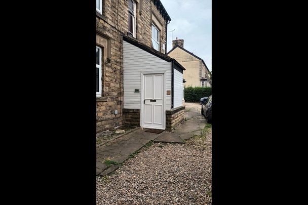 Studio Flat, Hollyshaw Lane, LS15 - Photo 1