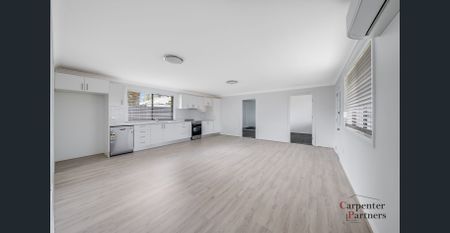 Charming 3-Bedroom Flat with Enclosed Yard and Carport. - Photo 3