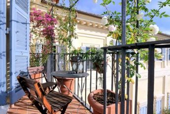 Attic-Spagna: 250mq. Duplex Penthouse located in 15th century Historical Building. Large double living room with fireplace, study, 3 bedrooms, 3 baths, spectauclar entertaining room with 360° views of antique Rome, rooftops and Cupoa’s. Ref #120