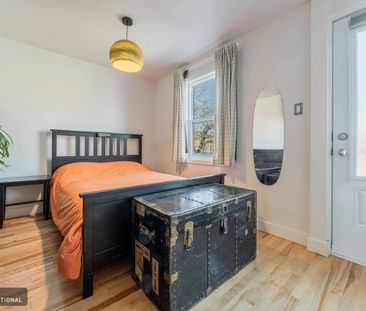 Furnished two-story house for rent in Villeray - abundant natural l... - Photo 5