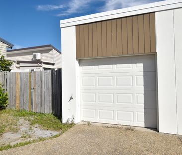 STYLISH TWO-BEDROOM RESIDENCE IN POPULAR ESTATE! - Photo 2