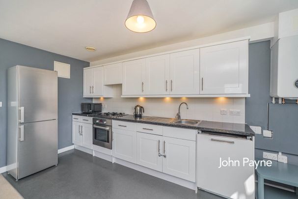 Flat to rent - Bloomfield Road, London, SE18 - Photo 1