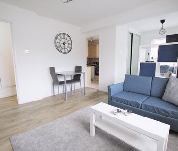 The Rowans, Woking - Photo 2